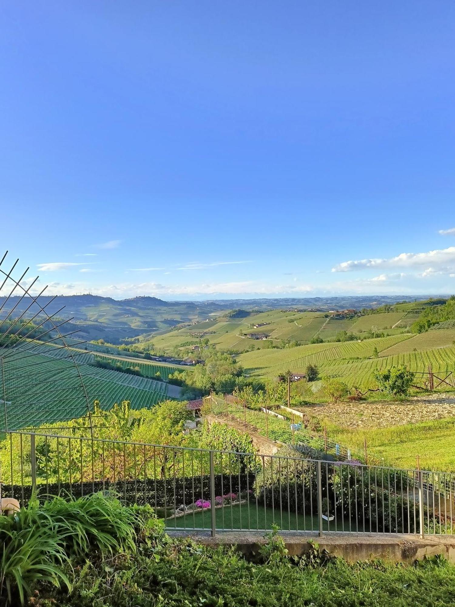 Soggiorno Con Splendida Vista Monforte D'Alba Bagian luar foto